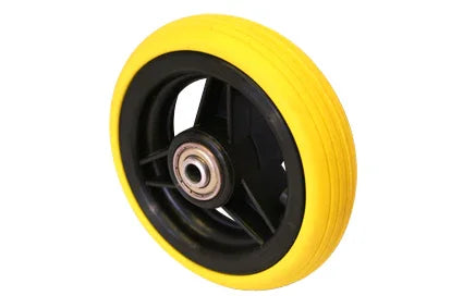 Leuchtend gelbes Rollstuhlrad mit schwarzer Felge und Speichendesign, langlebig für Mobilitätshilfen