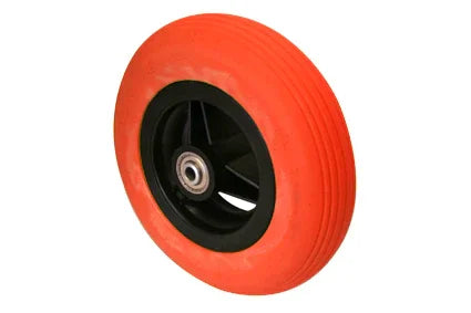 Leuchtend orangefarbenes Rollstuhlrad mit schwarzer Nabe und langlebigem Profil, ideal für Mobilitätszubehör