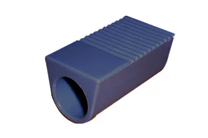 Blaue Rollstuhl-Fußstütze mit gerippter Oberseite für Halt und Komfort