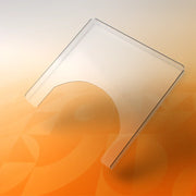 Transparenter Plexiglas-Rollstuhl-Therapietisch mit Bauchausschnitt auf orangefarbenem Hintergrund