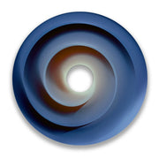 Blauer Wirbel-Rollstuhl-Speichenschutz mit verlaufendem Spiralmuster und zentraler Nabenöffnung