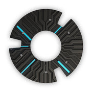 Schwarzer Rollstuhl-Speichenschutz mit blauem Schaltkreismuster und Aussparungen, modernes Design