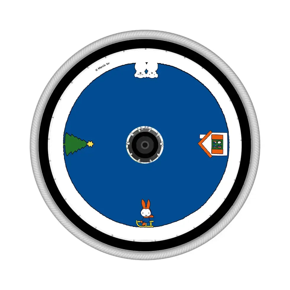 Rollstuhl-Speichenschutz mit blauem Hintergrund, Cartoon-Häschen, Baum, Haus und Schneedesign