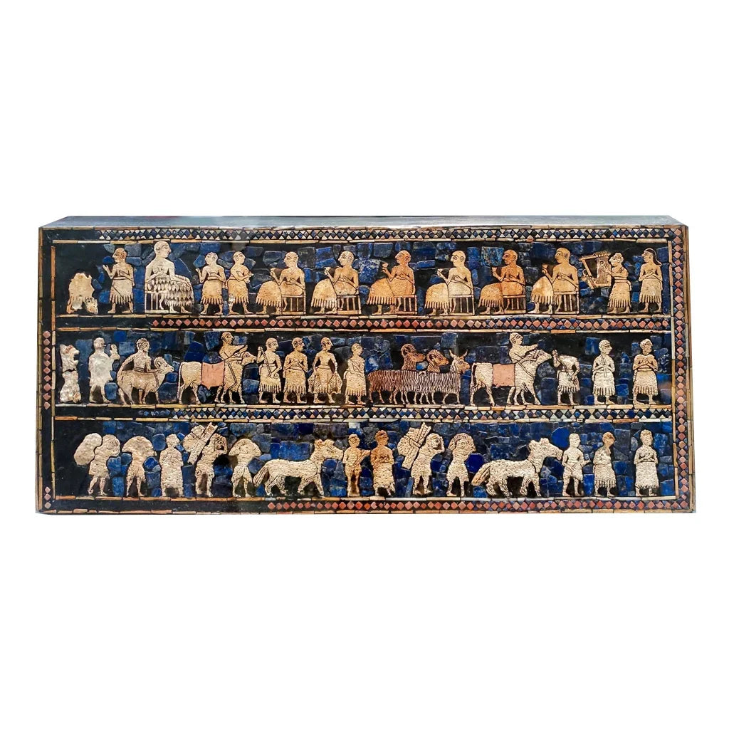 Antikes Mosaikfeld mit detaillierten Figuren, Streitwagen, Tieren und blauem Hintergrund