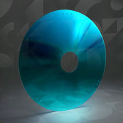 Blaue Rollstuhl-Speichenschutzscheibe mit zentraler Öffnung und reflektierender Oberfläche auf neutralem Hintergrund