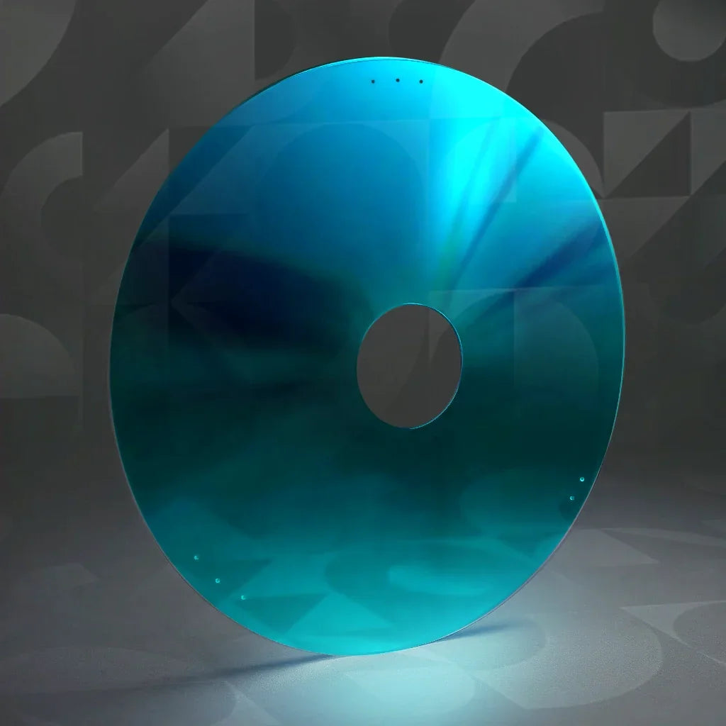 Blaue Rollstuhl-Speichenschutzscheibe mit zentraler Öffnung und reflektierender Oberfläche auf neutralem Hintergrund